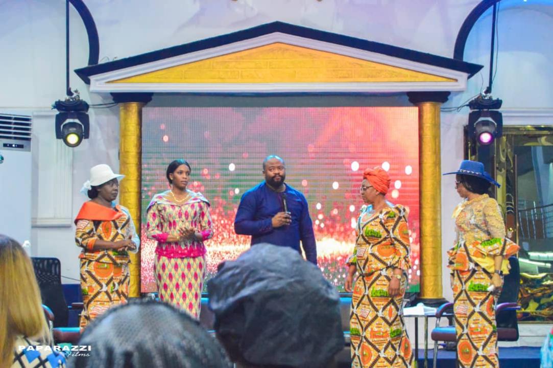 Le pasteur Moïse Mbiye entouré de quelques dames dont la Commissaire provinciale Laeticia Bena Kabamba