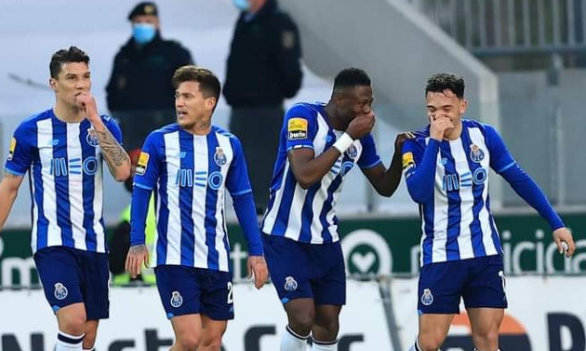 Chancel Mbemba en pleine célébration d'un but avec ses coéquipiers du FC Porto.