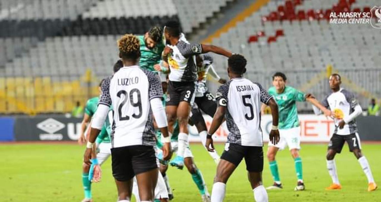 Les joueurs du TP Mazembe en duel avec ceux d'Al Masry, lors d'une rencontre de phase de groupes de la Coupe de la CAF.