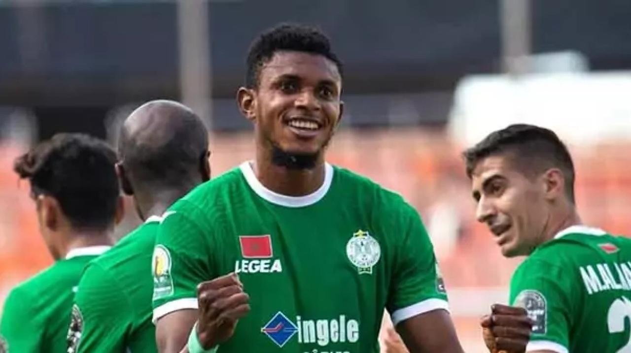 L'international congolais, Fabrice Ngoma en pleine célébration d'un but avec ses coéquipiers de Raja Casablanca.