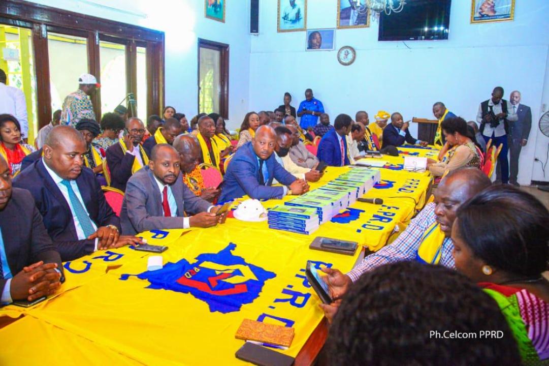 Remise d'un lot de livres de Néhémie Mwilanya au siège du PPRD
