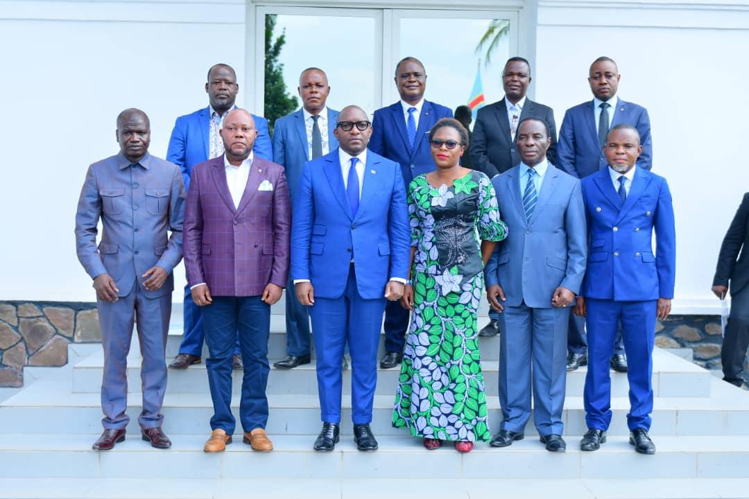 La délégation des députés provinciaux de Kwilu avec le premier ministre au sortir de l'audience