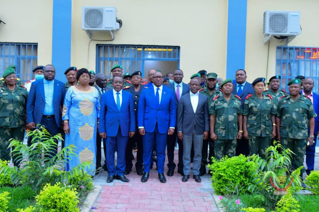 Une photo de famille entre le premier ministre Sama Lukonde et quelques personnalités politico-militaires