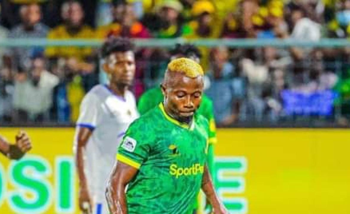 Djuma Shabani se lance pour jouer le penalty.