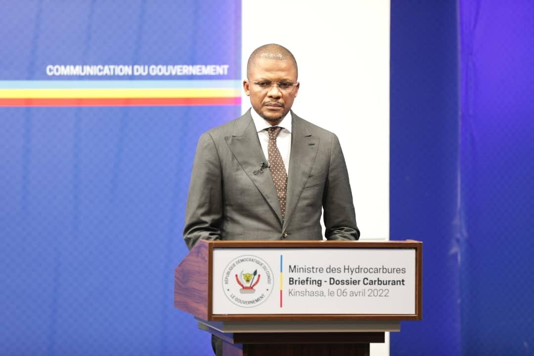 Photo de profil.Le ministre des Hydrocarbures Didier Budimbu face à la presse