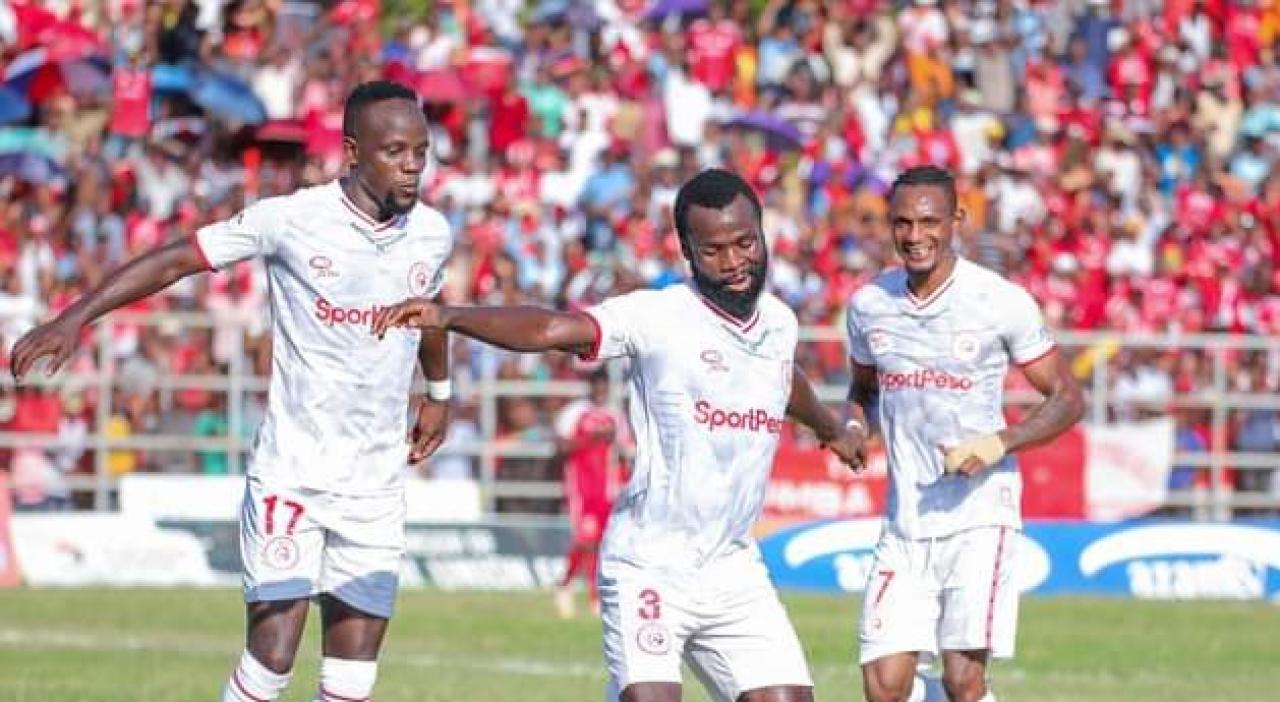 Bernard Morrison en pleine célébration de son but avec ses coéquipiers de Simba SC.Bernard Morrison en pleine célébration de son but avec ses coéquipiers de Simba SC.