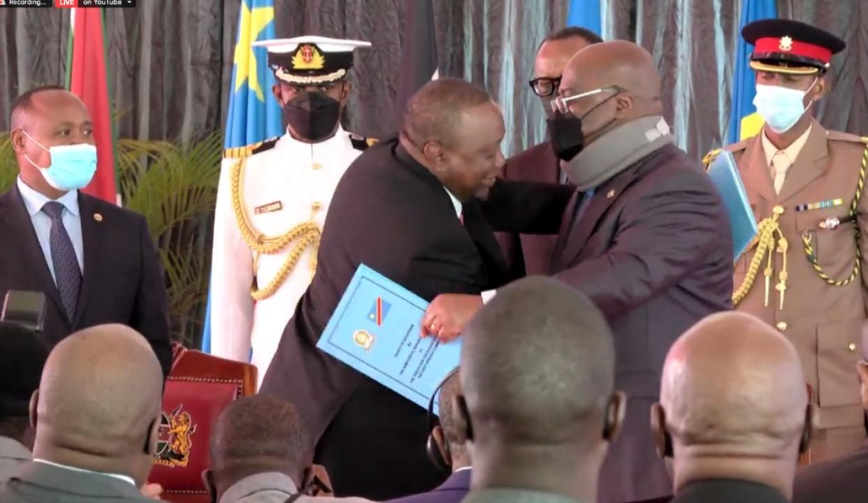 Accolades entre Félix Tshisekedi, Président de la RDC, et Uhuru Kenyatta, Président du Kenya et président en exercice de la CAE