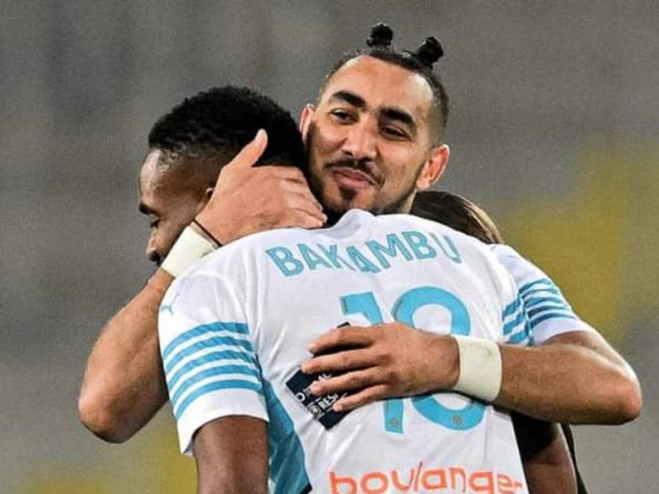 L'attaquant congolais, Cédric Bakambu en accolade avec Dimitri Payet, lors d'une rencontre de Ligue 1 française. [Photo d'illustration]