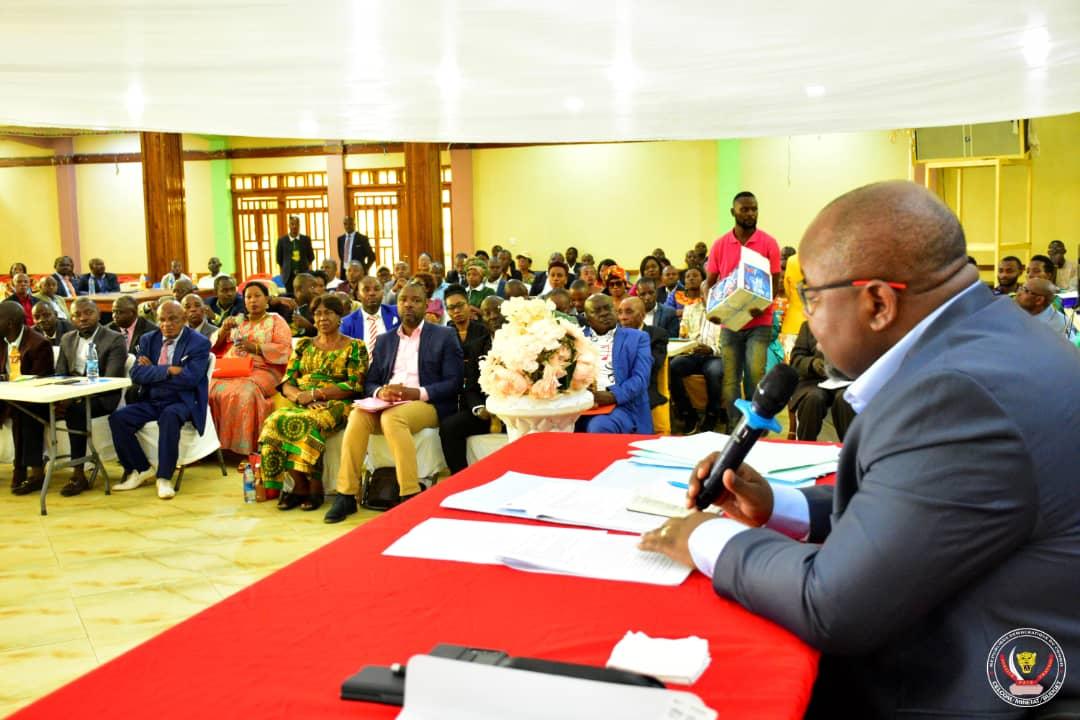Échanges, en toute convivialité, entre le min'Etat Boji (ci-devant) et les agents et cadres de la division provinciale du Budget à Bukavu