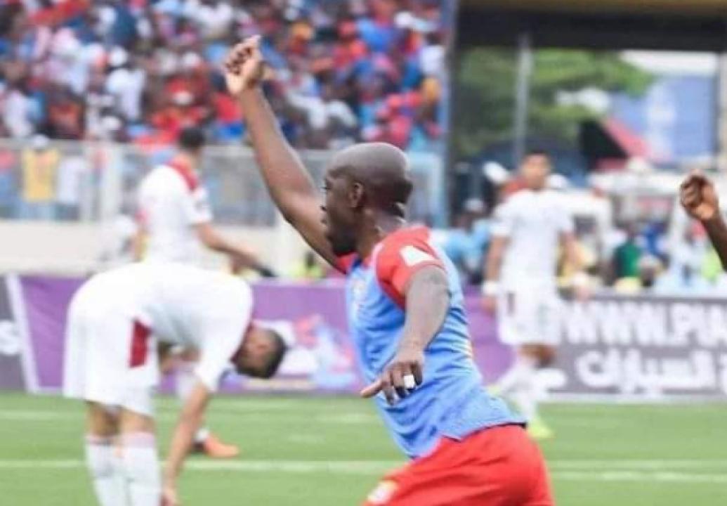 Yoane Wissa en pleine célébration de son but face au Maroc, au stade des martyrs de Kinshasa.