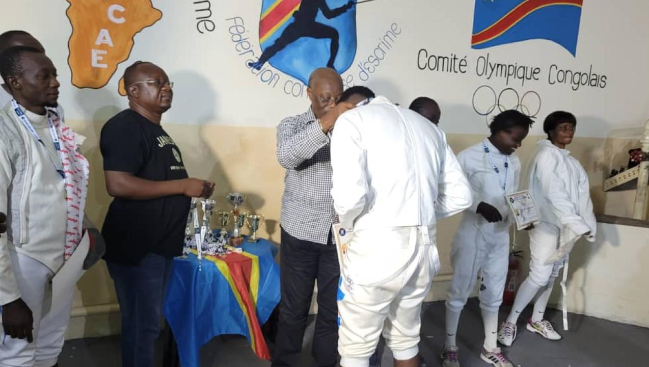 Les athlètes escrimeurs récompensés au tournoi de la paix