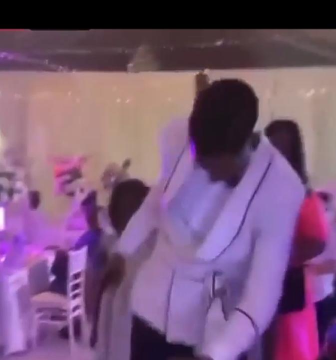 Prophète Joël Francis Tatu chante et danse "Ya Mado" dans sa fête de mariage.
