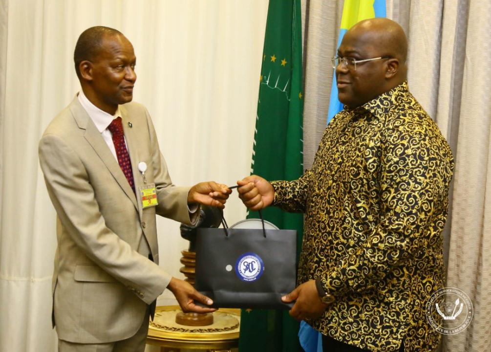 De gauche à droite, le secrétaire exécutif de la SADC M Magosi et le président Félix Tshisekedi lors d'une audience pour la présentation de la feuille de cette organisation sous-régionale