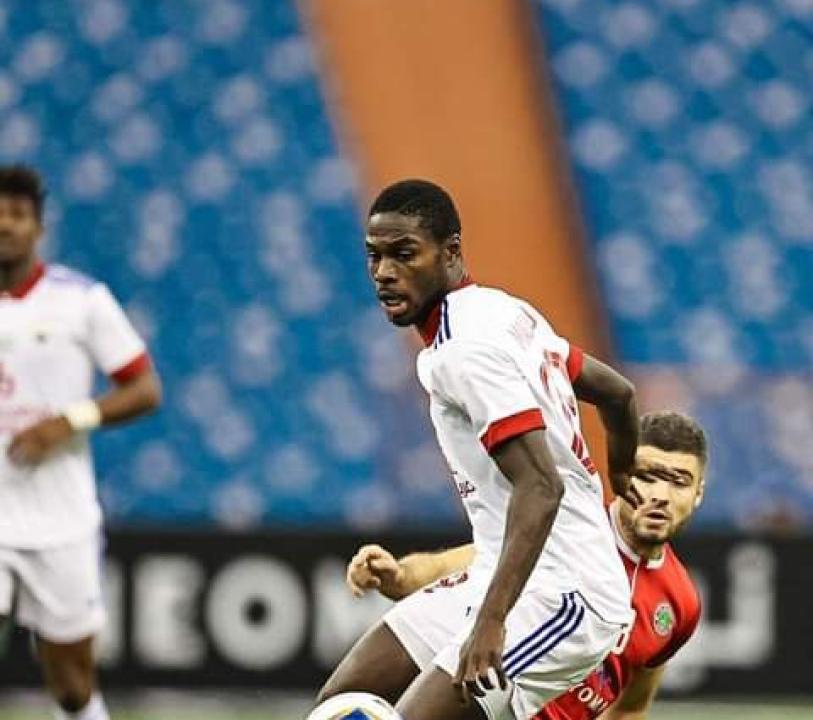 Ben Malango en duel avec un joueur du FC Istiklol.