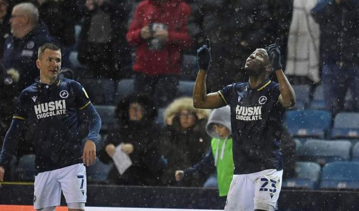 Benik Afobe en pleine célébration d'un but avec l'un de ses coéquipiers de Millwall. [Photo d'illustration]