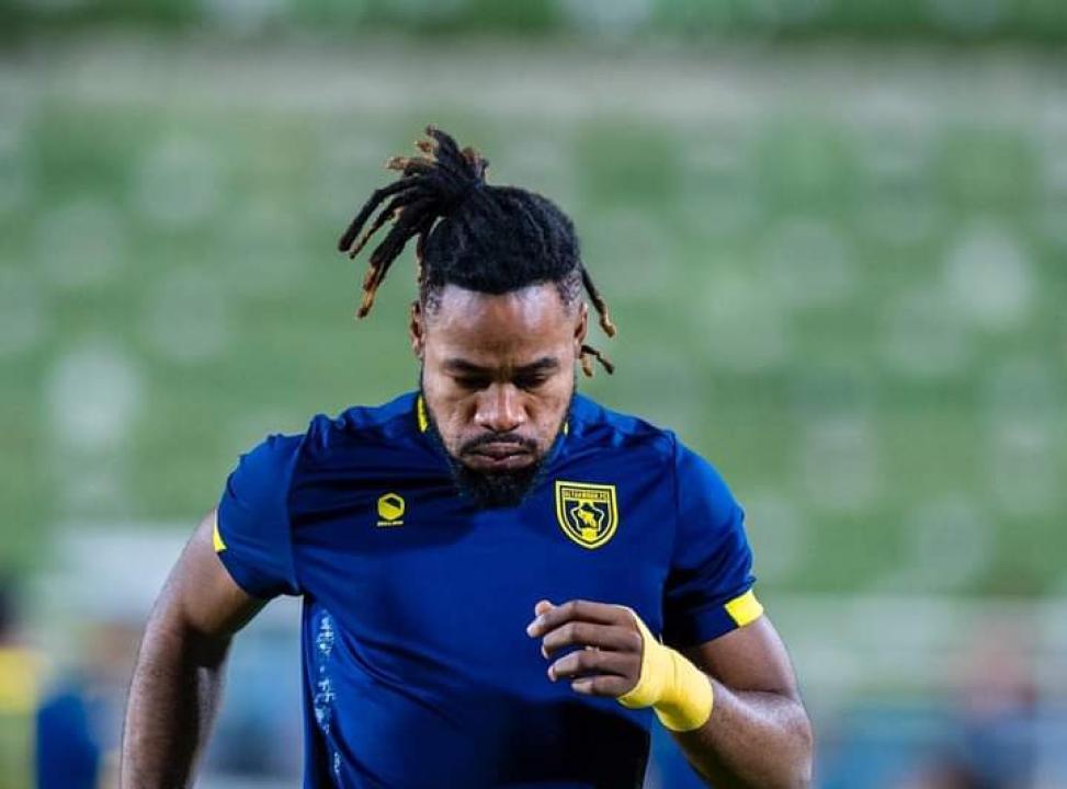 Christian Luyindama en plein échauffement d'avant-match d'Al Taawoun FC.