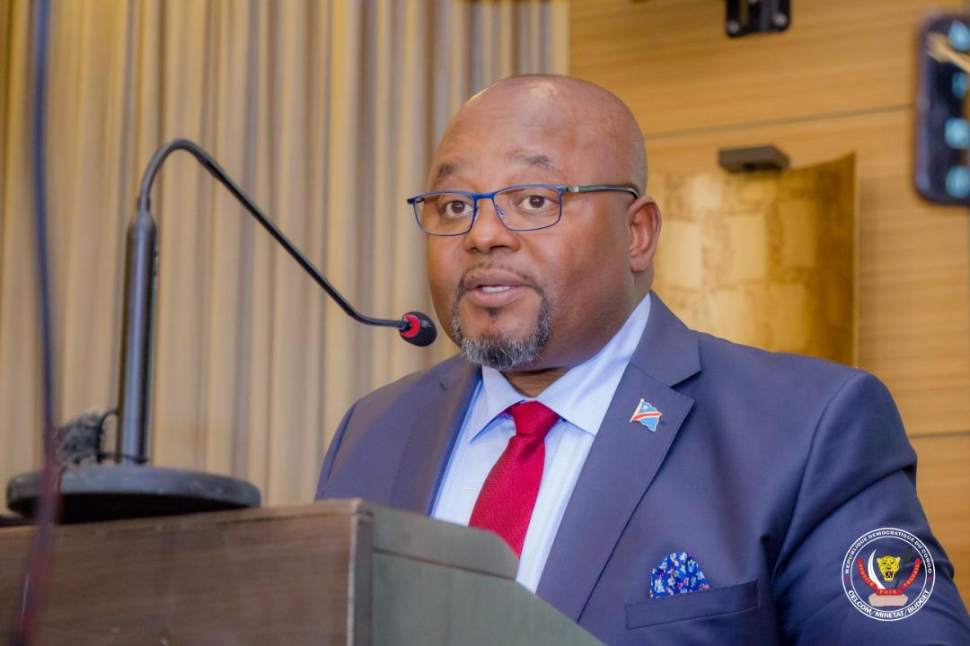 Le ministre d'État, ministre du Budget Aimé Boji prononçant son mot de clôture lors des assises sur la vulgarisation des Procédures de Passations Marchés Publics en RDC