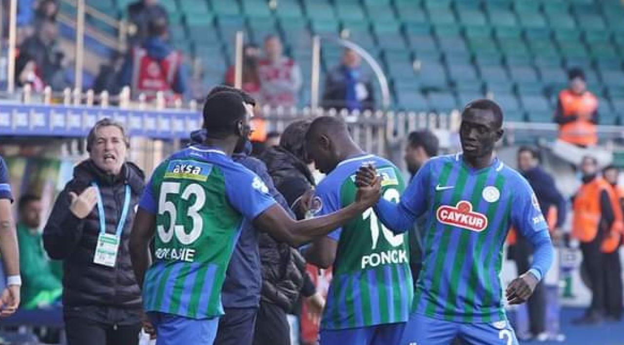 Yannick Bolasie en pleine célébration d'un but avec ses coéquipiers de Rizespor.