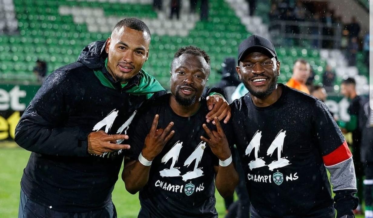 Jordan Ikoko en pleine célébration du 11ème sacre avec ses coéquipiers de Ludogorets Razgrad.