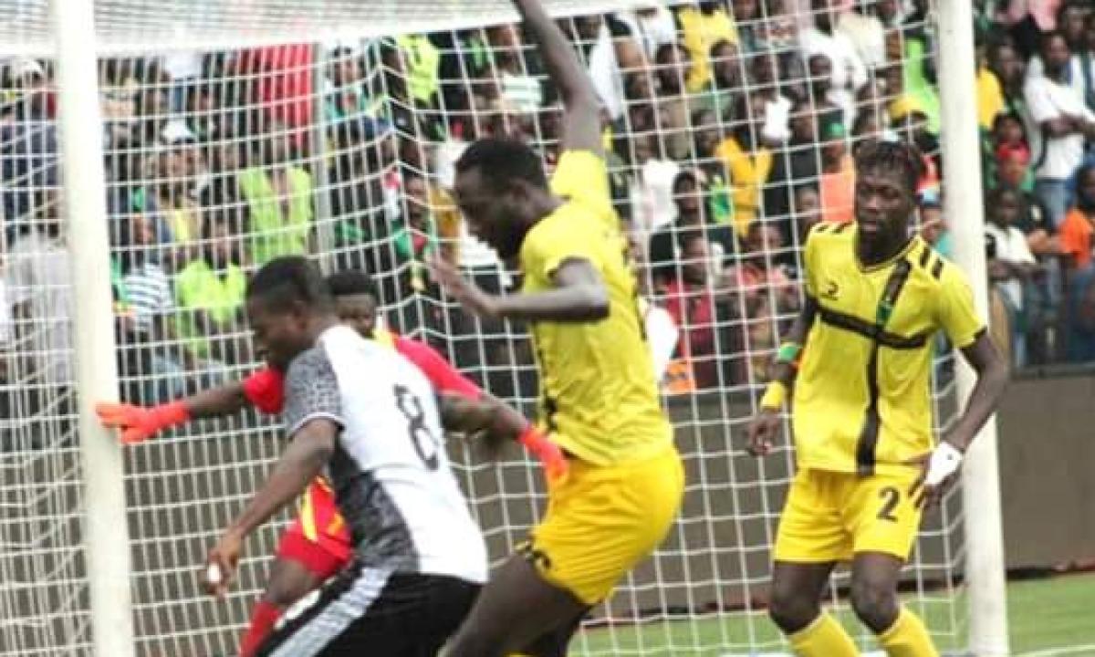 Trésor Mputu en duel avec un défenseur de l'AS VClub lors d'une rencontre de LINAFOOT à Lubumbashi.