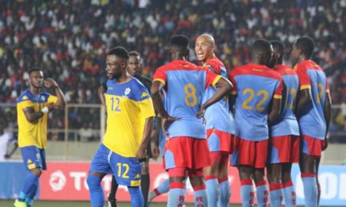 Guelord Kanga (maillot 12) lors de la rencontre RDC-Gabon à Kinshasa.