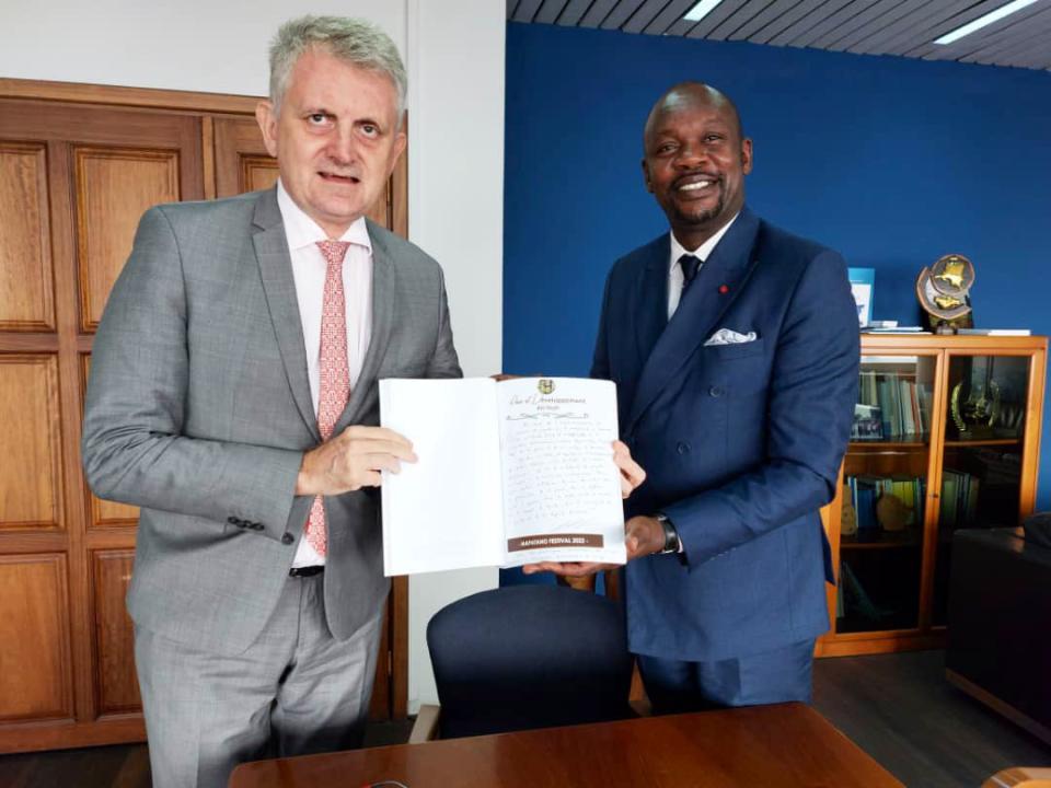 Le Professeur Jok OGA UKELO recevant le message de paix pour l'Ituri de Jean-Marc Châtaigner