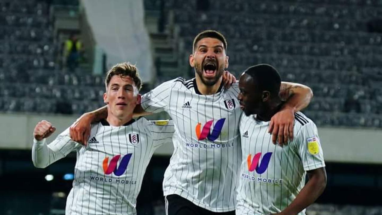 Neeskens Kebano en pleine célébration avec ses coéquipiers de Fulham FC.
