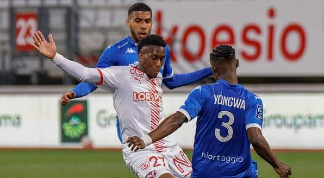 Yeni N'Gbakoto en duel avec les joueurs de Niort. [Photo d'illustration]