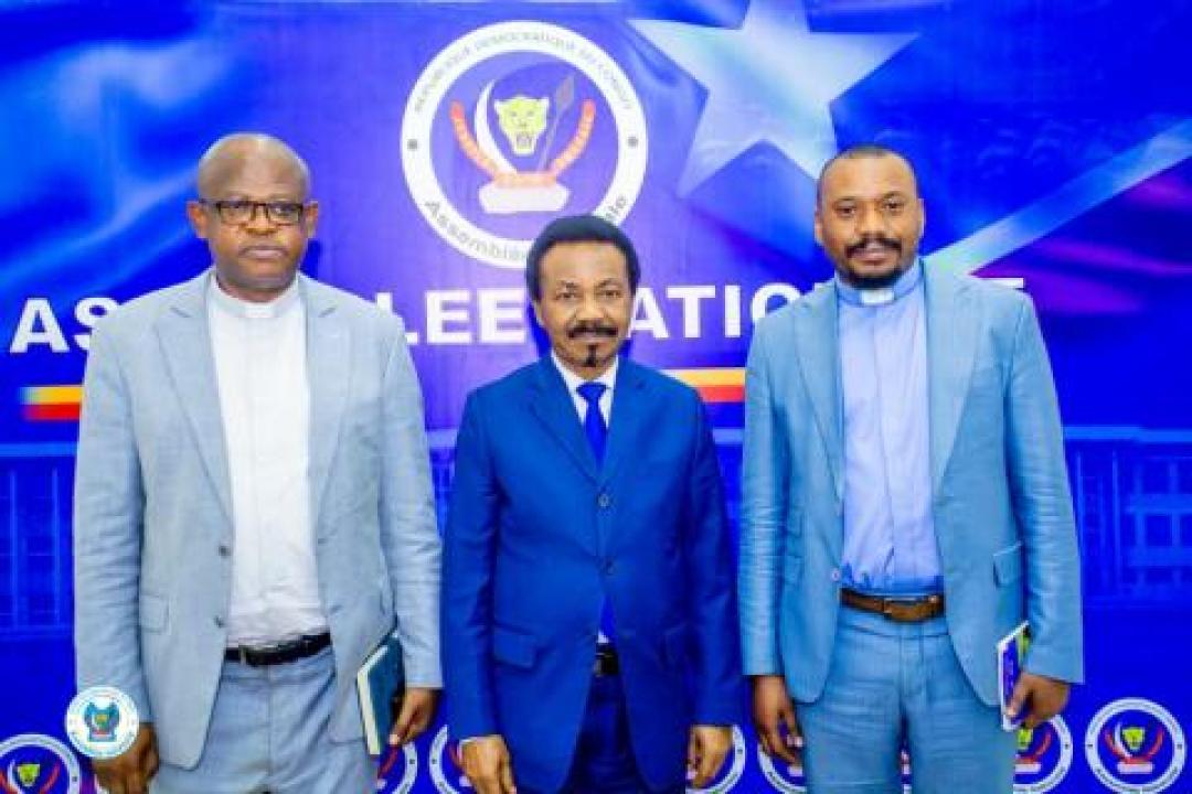 De gauche à droite, le secrétaire général de la CENCO Monseigneur Donatien Nshole, le président de l'Assemblée nationale Mboso N'kodia ( au milieu) et  Révérend Pasteur Éric Nsenga, porte-parole de l'ECC