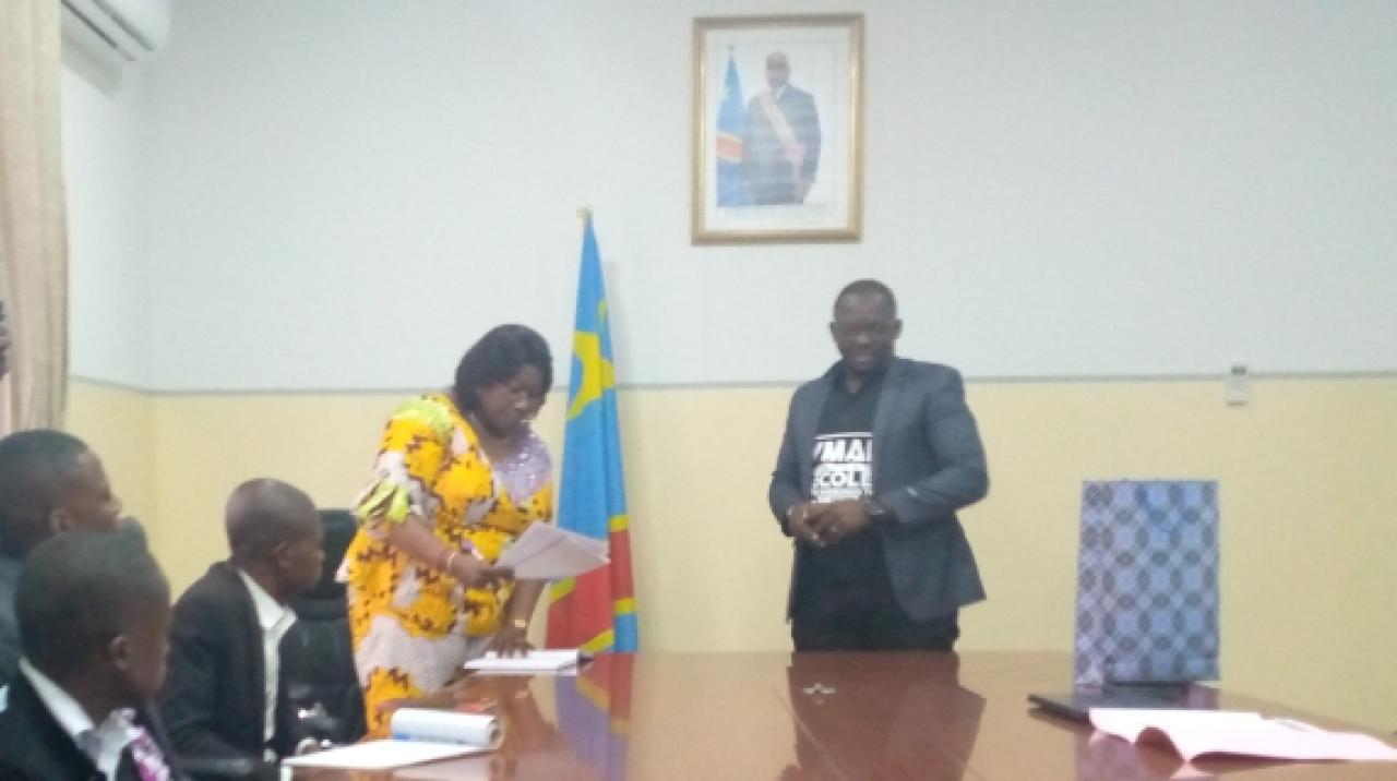 Le SG de YMAE ONG présente la feuille de route de 5ème édition de la campagne "École eza mombongo te" au SG à l'intérim de l'EPST.
