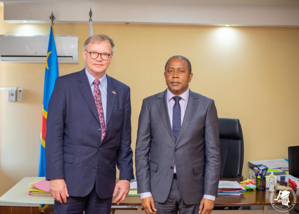 Le président de la CENI, Denis Kadima, pose avec l'ambassadeur de la Norvège en  RDC