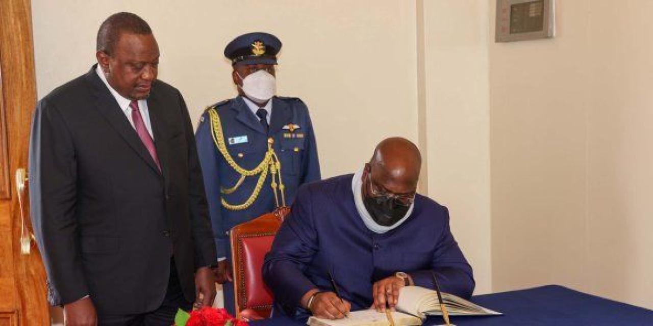 Le président congolais signe un accord avec le Kenya, Uhuru Kenyatta tenu à l'extrême gauche