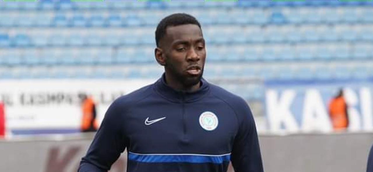 Yannick Bolasie sous les couleurs de Çaykur Rizespor à l'échauffement d'avant-match.