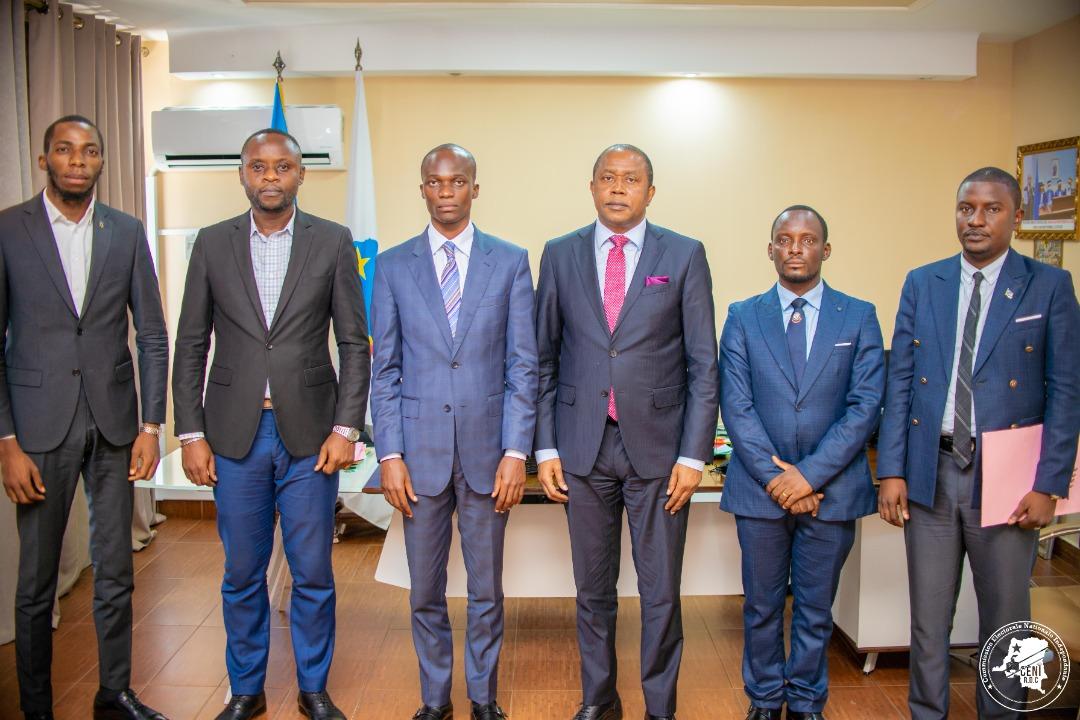 Le président de la CENI Denis Kadima ( cravate rouge) entouré de gauche à droite par les membres du conseil national de la jeunesse