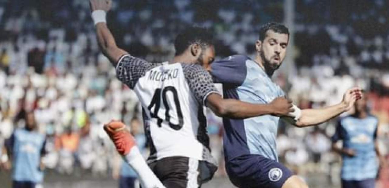 Le défenseur de Mazembe, Kevin Mondeko en duel avec un joueur de Pyramids FC à Kamalondo.