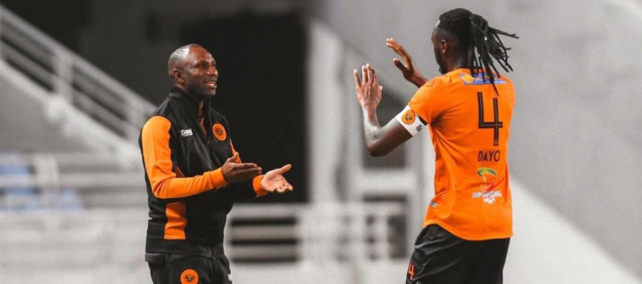 Florent Ibenge et le défenseur de Renaissance Berkane, Dayo Youssouf.