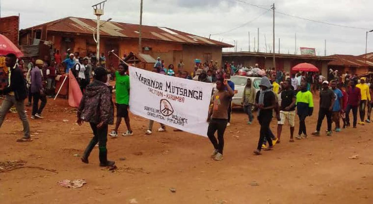 Des manifestants se dirigeant vers la position des Fardc de Kasando pour dire non à l'état de siège