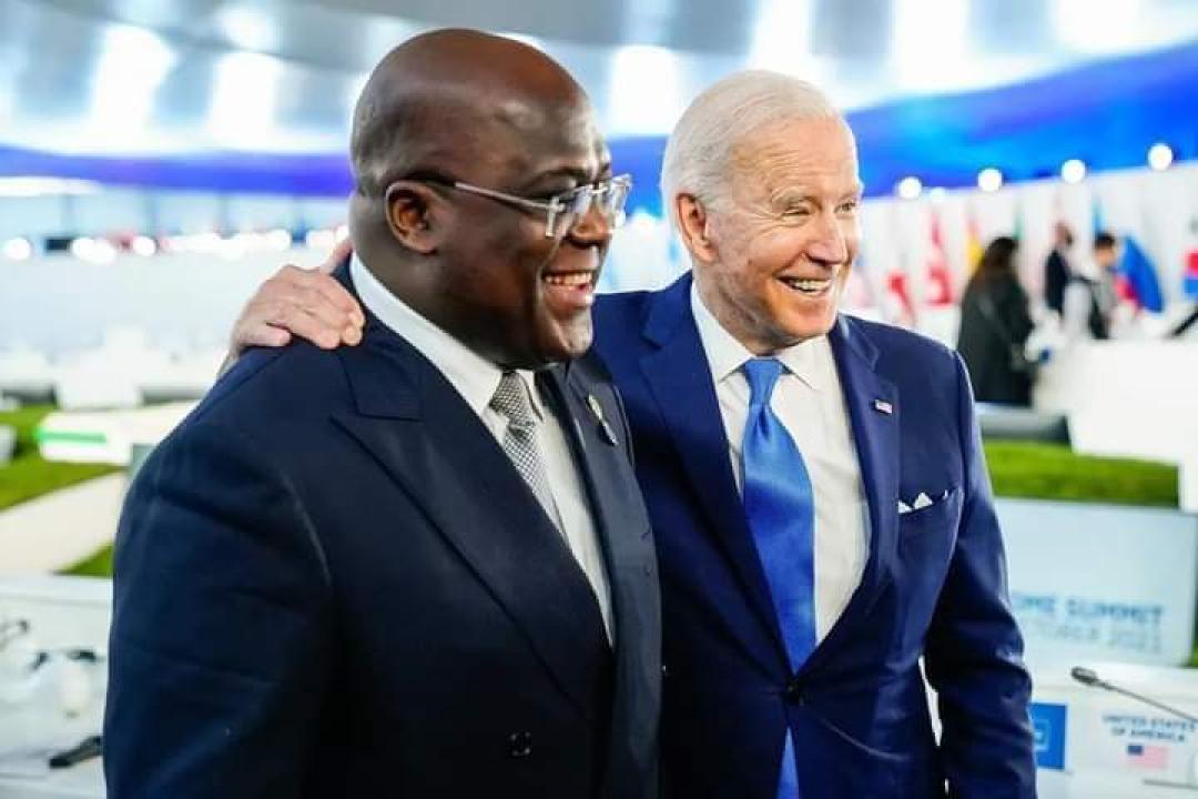 Le chef de l'État Félix Tshisekedi (à gauche) côte-à-côte avec Joe Biden, le chef d'État américain