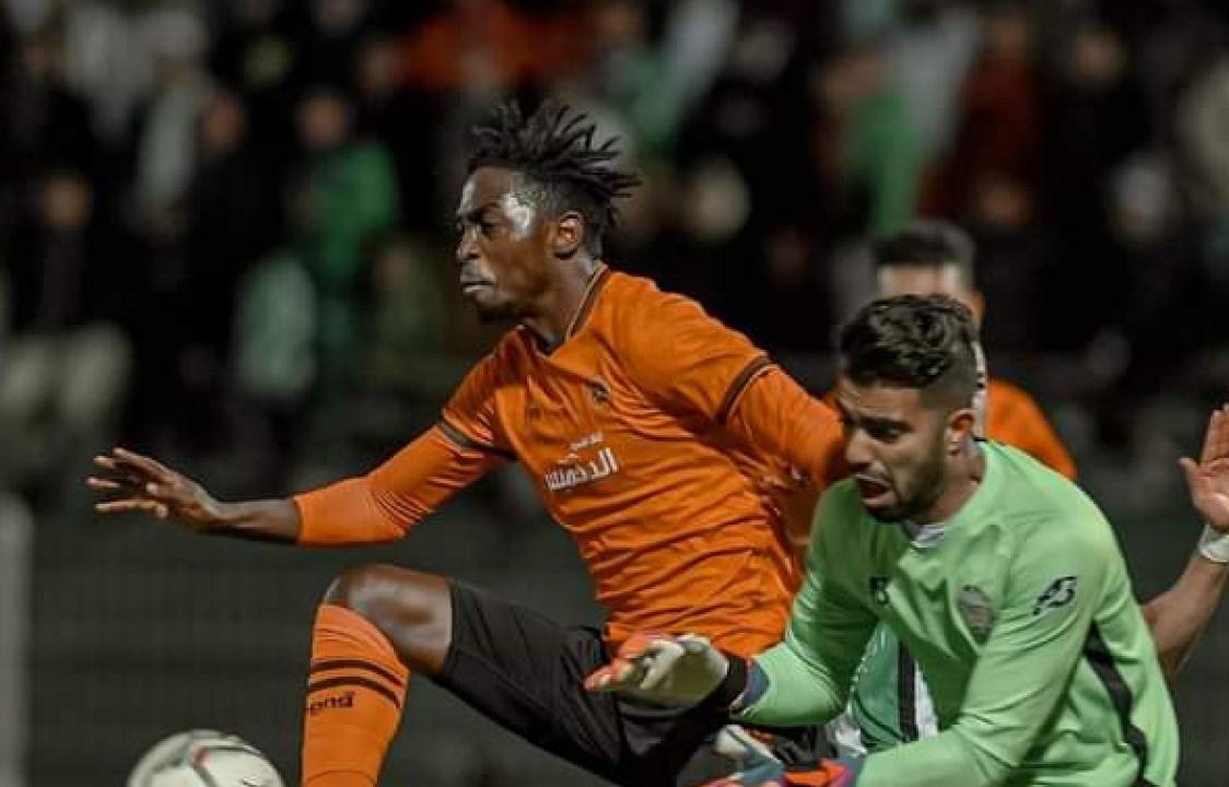 Chadrack Muzungu en duel avec le gardien de l'OC Khouribga.