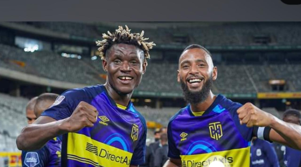 Nathan Idumba en pleine célébration avec son coéquipier de Cape Town City FC.