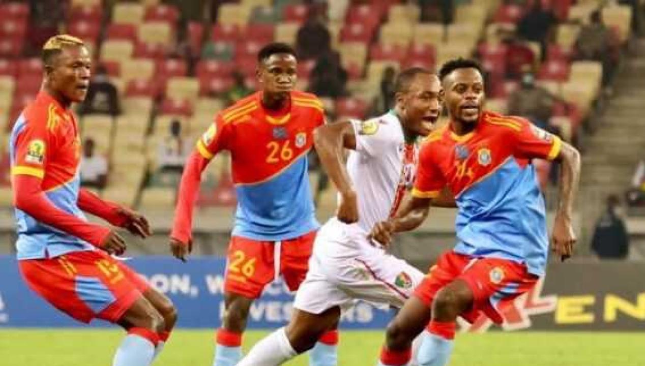 Les léopards A' en duel avec un joueur du Congo Brazzaville, lors du CHAN Cameroun 2021.