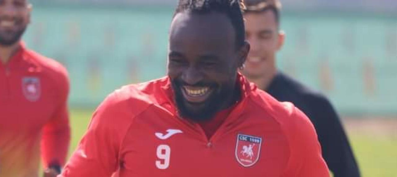Firmin Mubele à l'échauffement d'avant-match de Cumunal Selimbar.