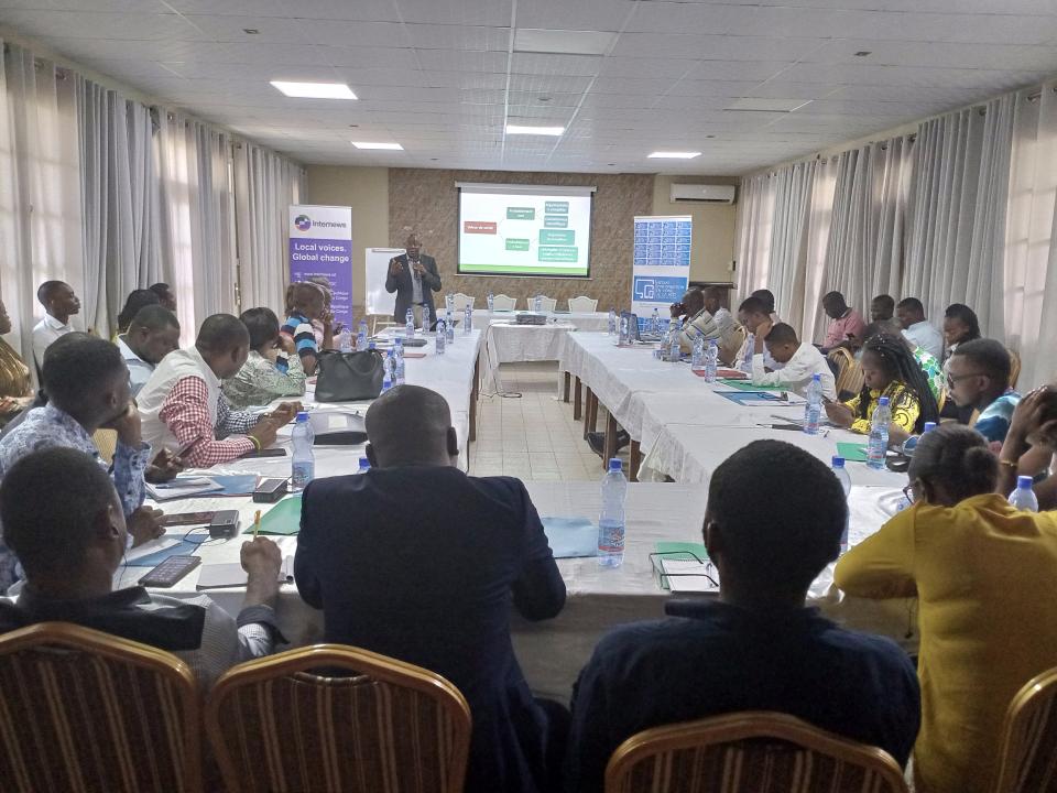 Les journalistes de médias en ligne lors d'un atelier sur le Fact-checking organisé par MILRDC grâce à l'appui d'Internews, du 28 au 29 avril