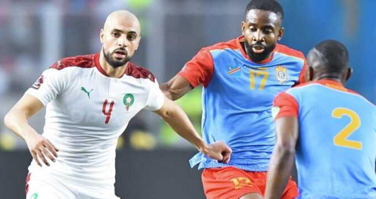 Le milieu de terrain marocain, Amrabat en duel avec Cédric Bakambu et Edo Kayembe, lors du barrage aller du mondial 2022.