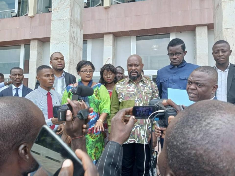 Mukenge Totoro,coordonnateur de l'UJCC entouré des quelques jeunes leaders