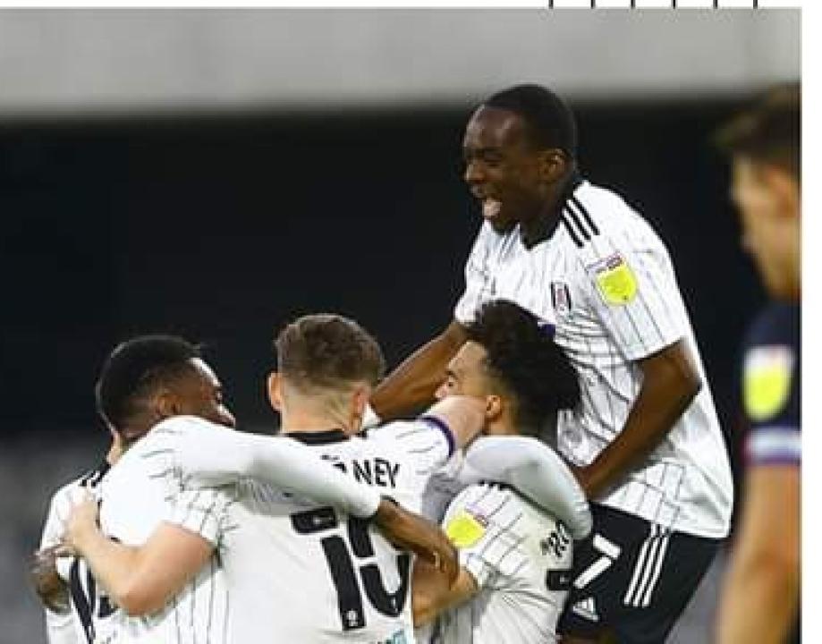 Kebano et ses coéquipiers de Fulham en pleine célébration.