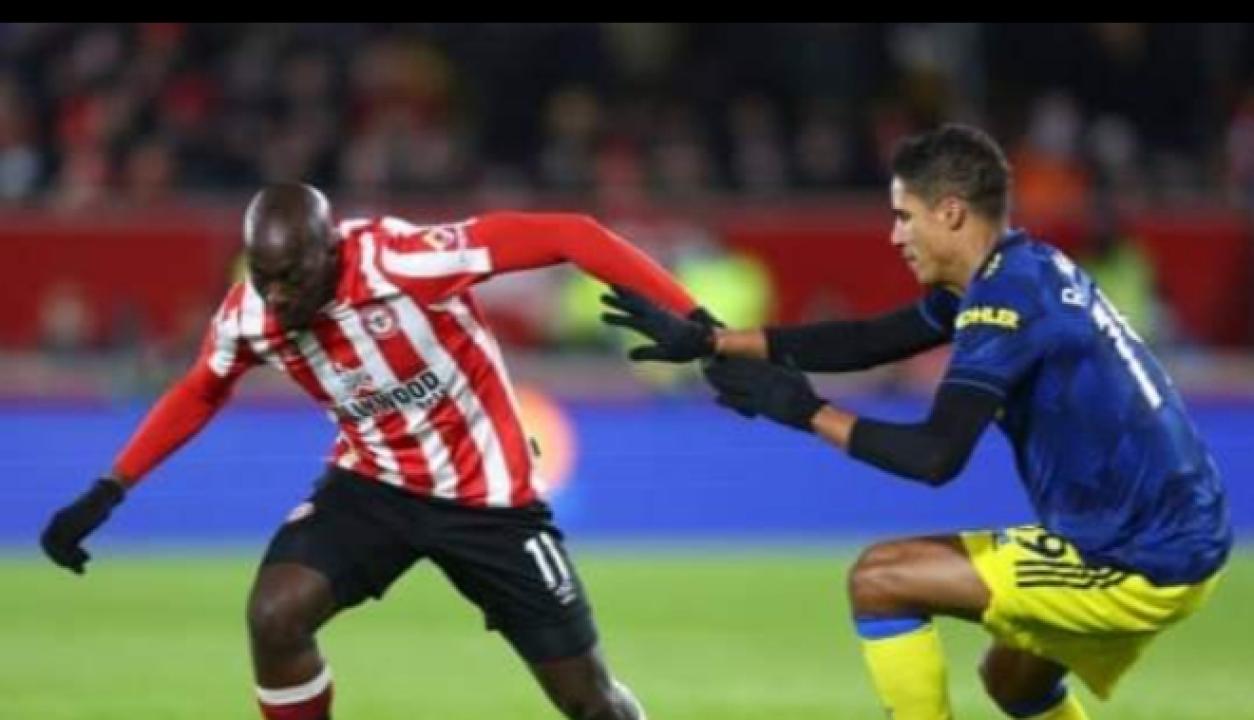 Yoane Wissa en duel avec Raphaël Varane, lors de la rencontre Brentford- Manchester United.