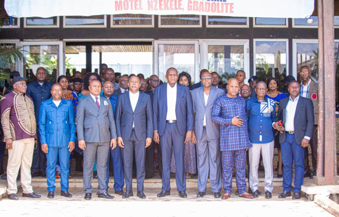 Une photo de famille prise entre le président de la CENI et quelques officiels du Nord Ubangi à l'issue d'un cadre de concertation
