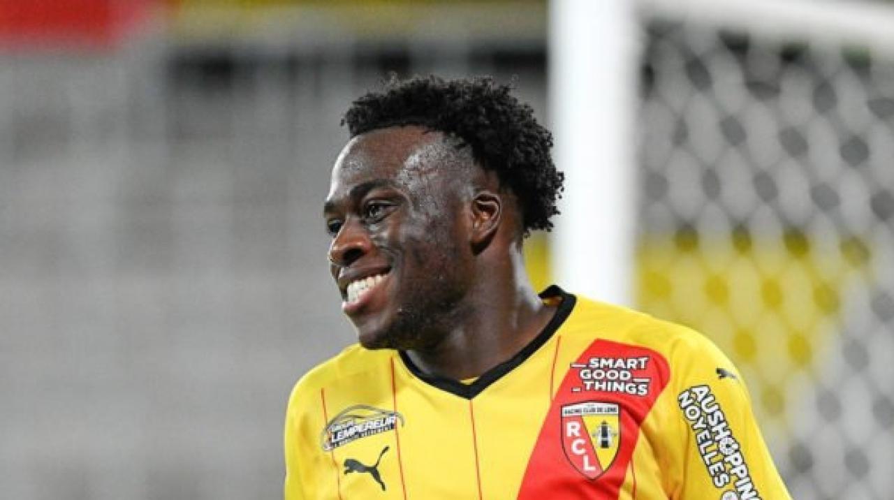 Arnaud Kalumuendo sous les couleurs de Lens, lors d'une rencontre de Ligue 1 française.