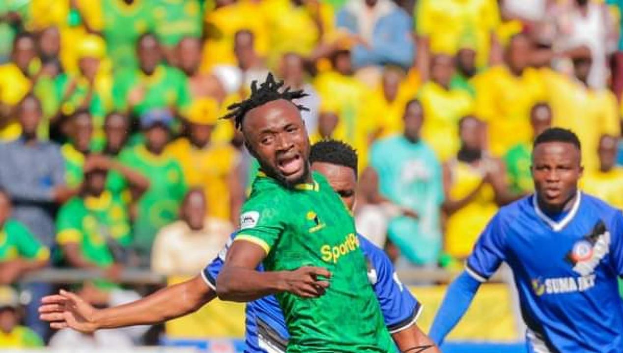 L'attaquant congolais de Young Africans, Fiston Mayele Kalala en duel avec un joueur de Ruvu Shooting.